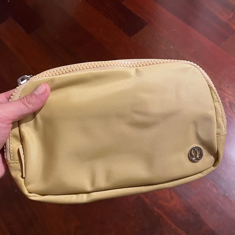 Lululemon Everywhere belt bag golden sand